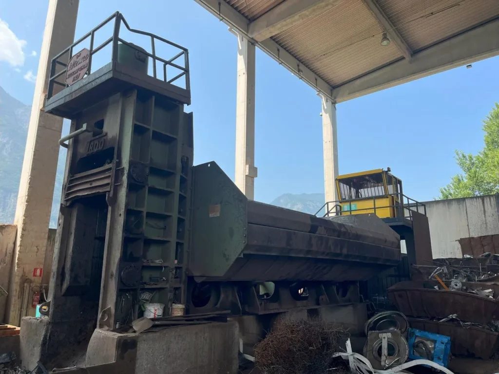 Vista laterale pressa cesoia usata Idromec T800 in impianto rottami metallici
