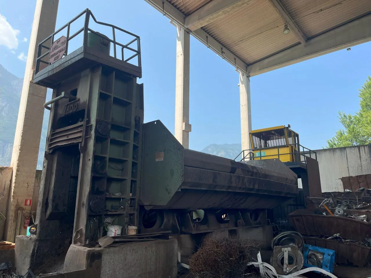 Vista laterale pressa cesoia usata Idromec T800 in impianto rottami metallici
