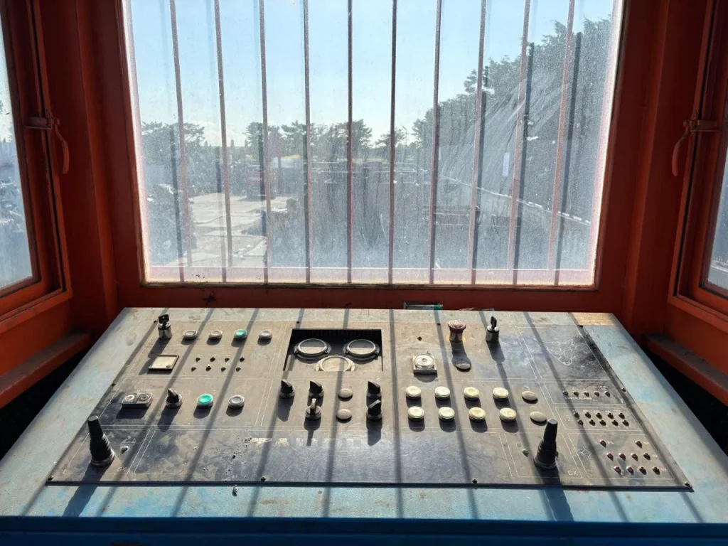 Control cabin of used Taurus C872HD scrap shear baler