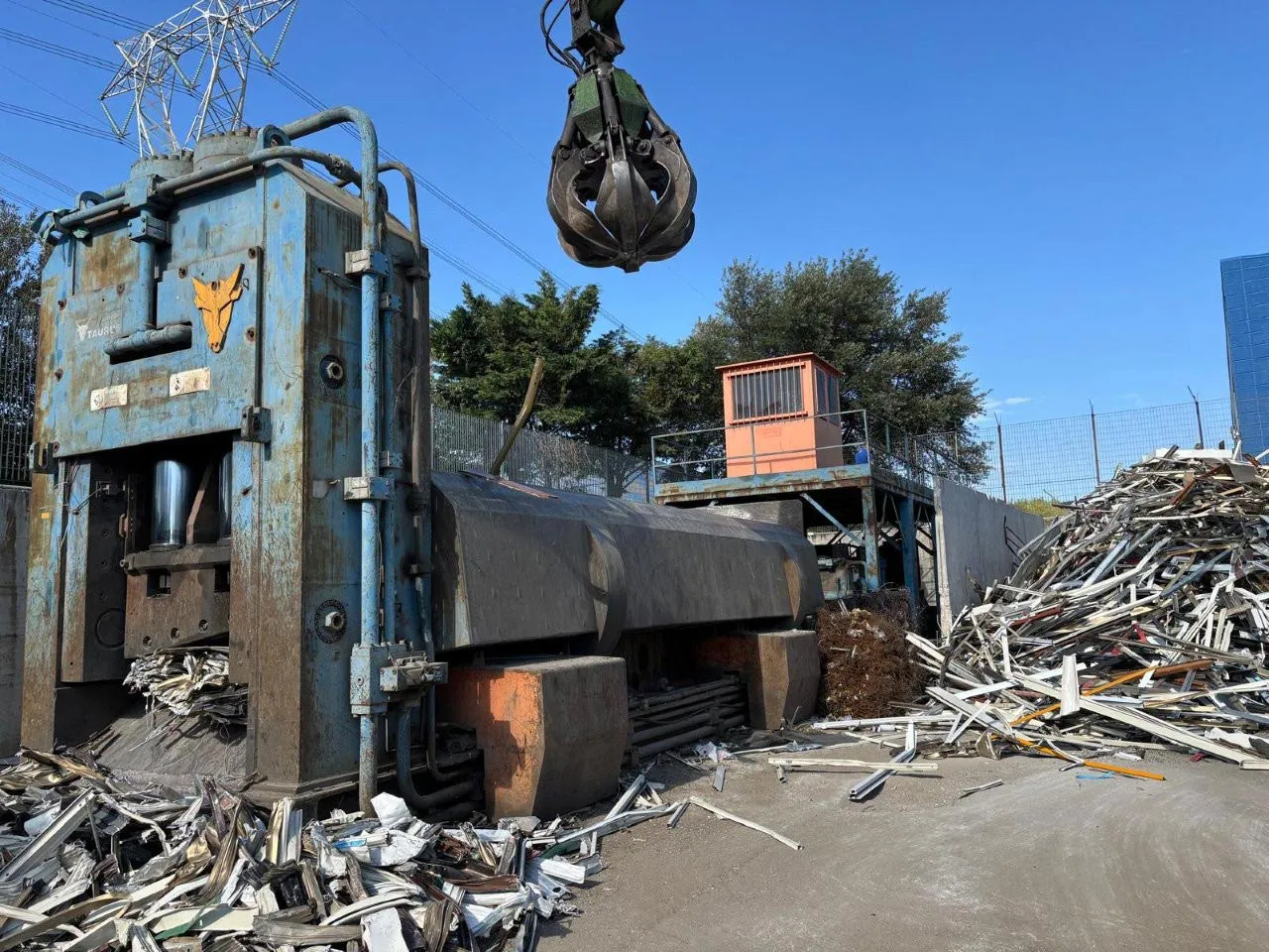 Vista tre quarti pressa cesoia usata Taurus C872HD durante cesoiatura