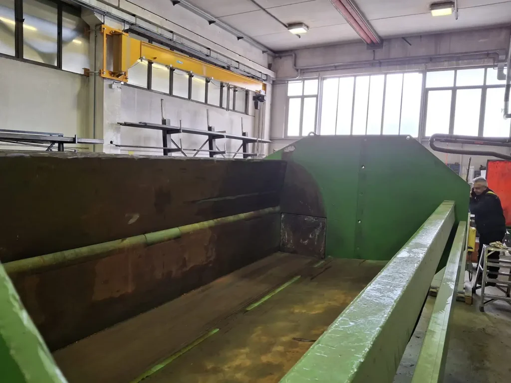 detail of pressing chamber of used Tabarelli PN4200E scrap shear baler
