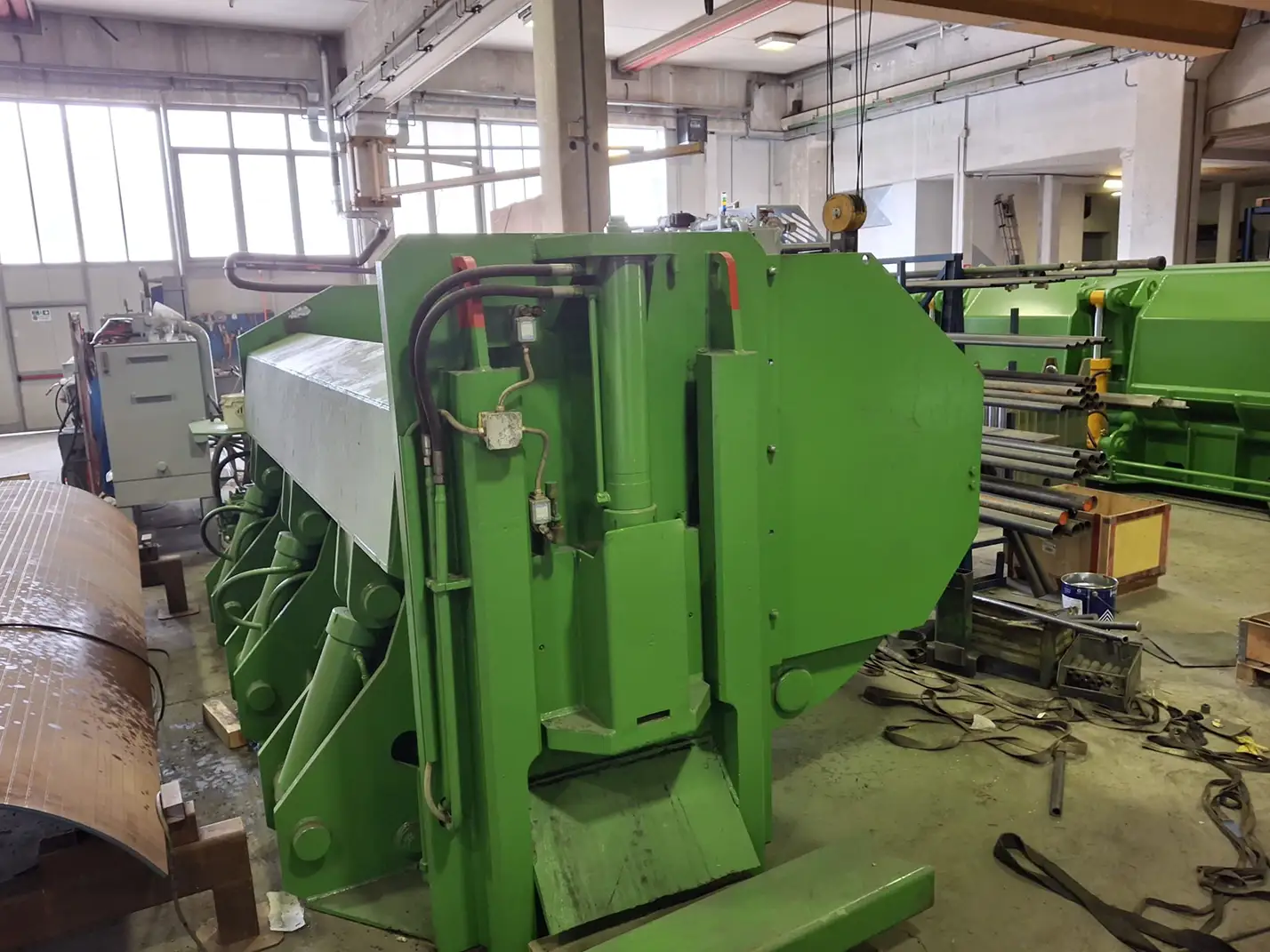 hydraulic system of used Tabarelli PN4200E scrap shear baler