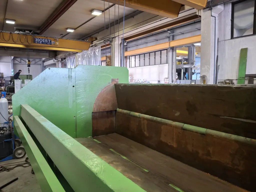 pressing chamber of used Tabarelli PN4200E scrap shear baler